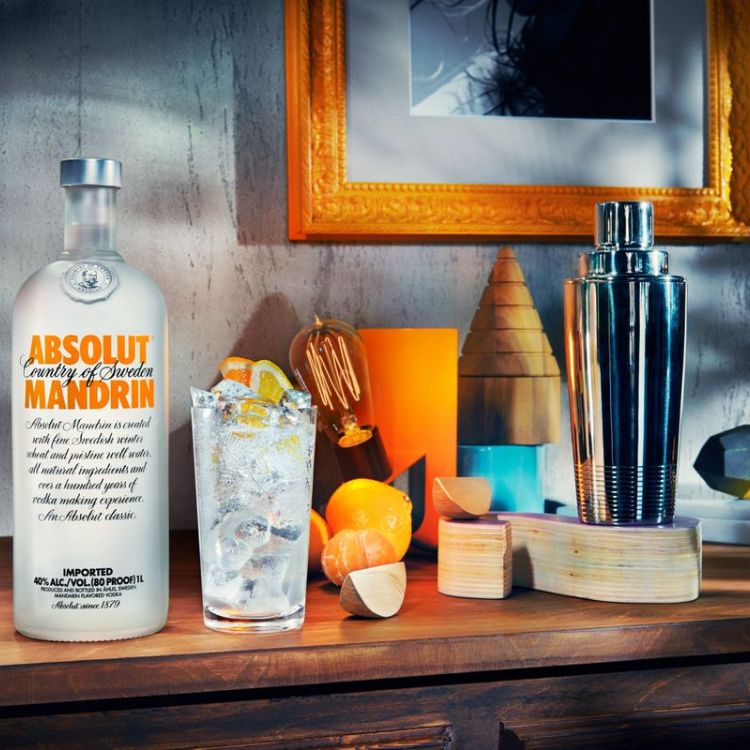 absolut mandrin trên quầy bar