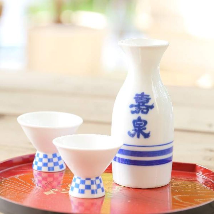 bình và ly sake