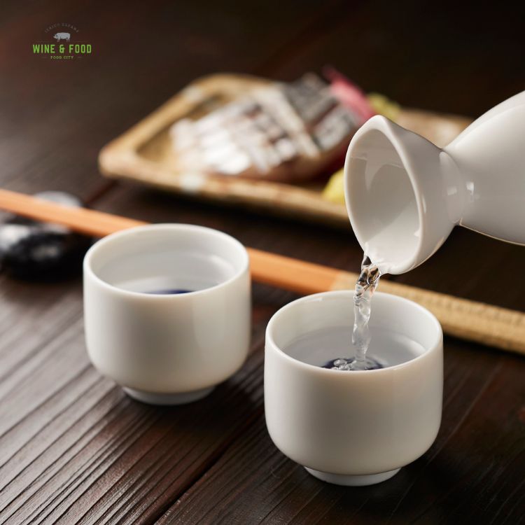 bình và ly sứ uống sake