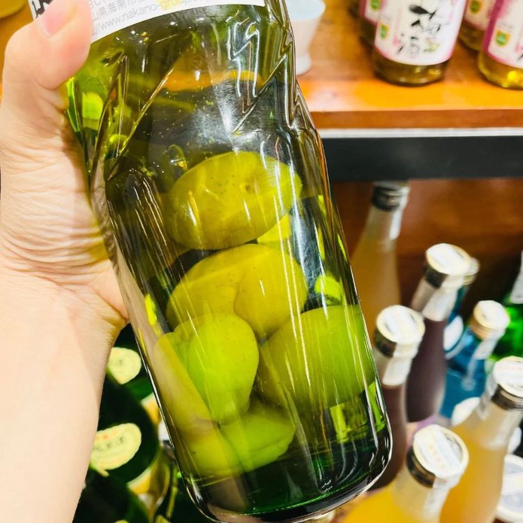 cận cảnh chai rượu miiri