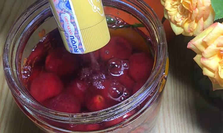 đổ rượu vào hủ mận