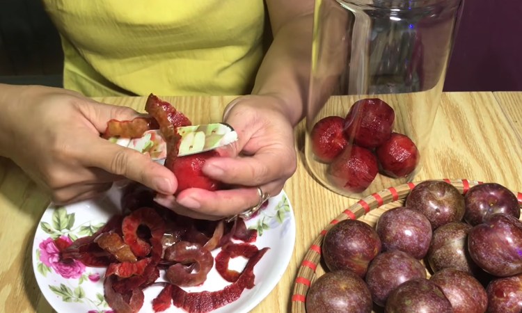 gọt sạch vỏ và cuống mận