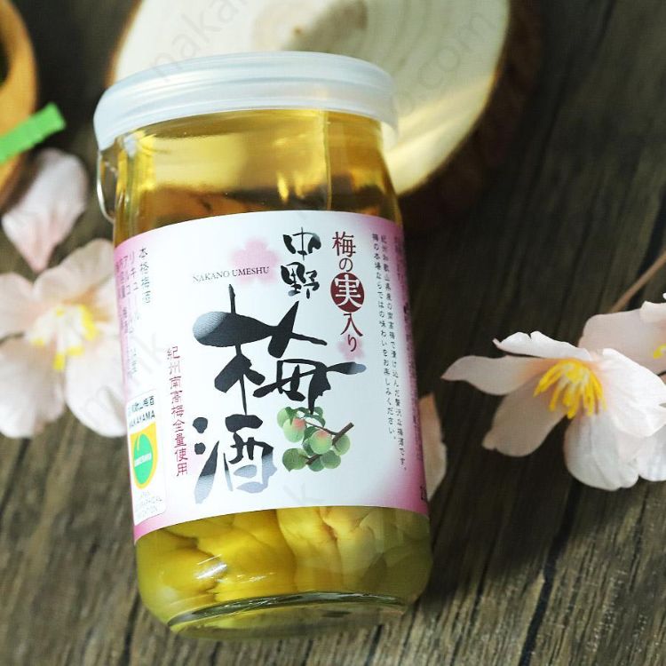 quả mơ bên trong chai rượu