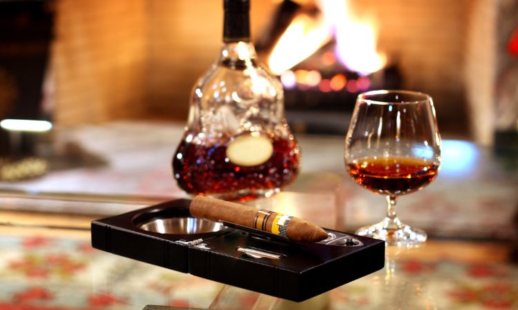 rượu cognac thưởng thức cùng xì gà