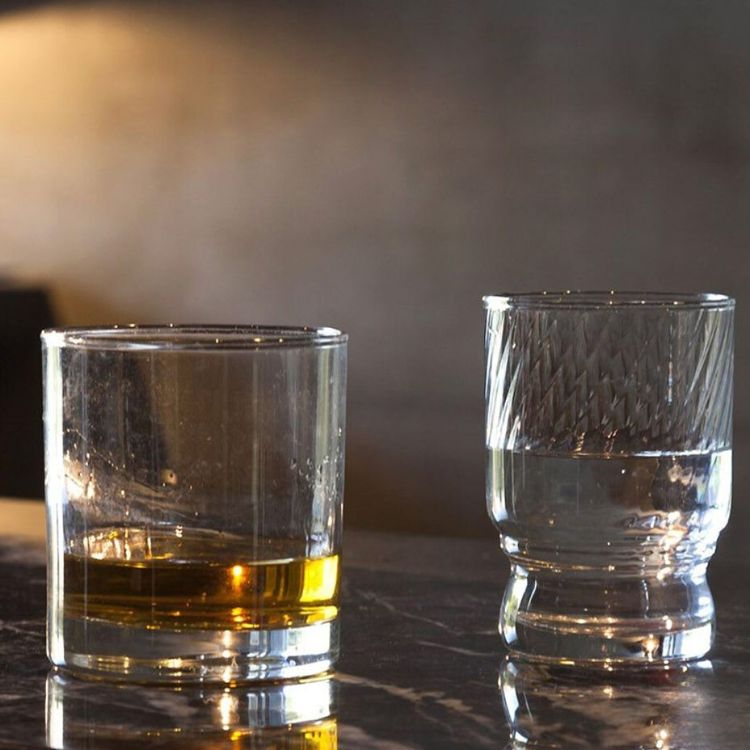 thêm nước vào rượu chivas