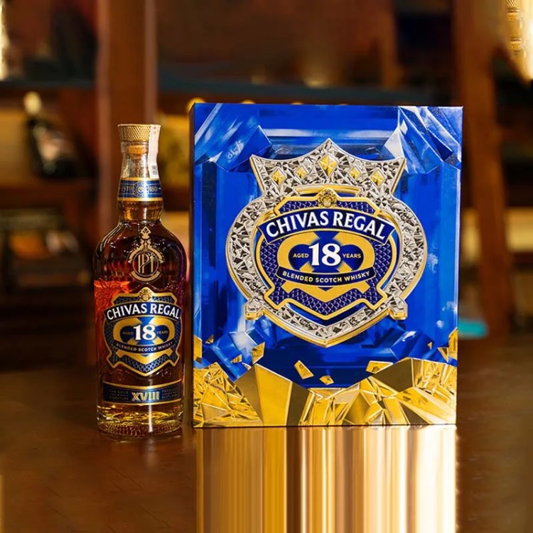 thiết kế hộp quà rượu chivas 18 gold