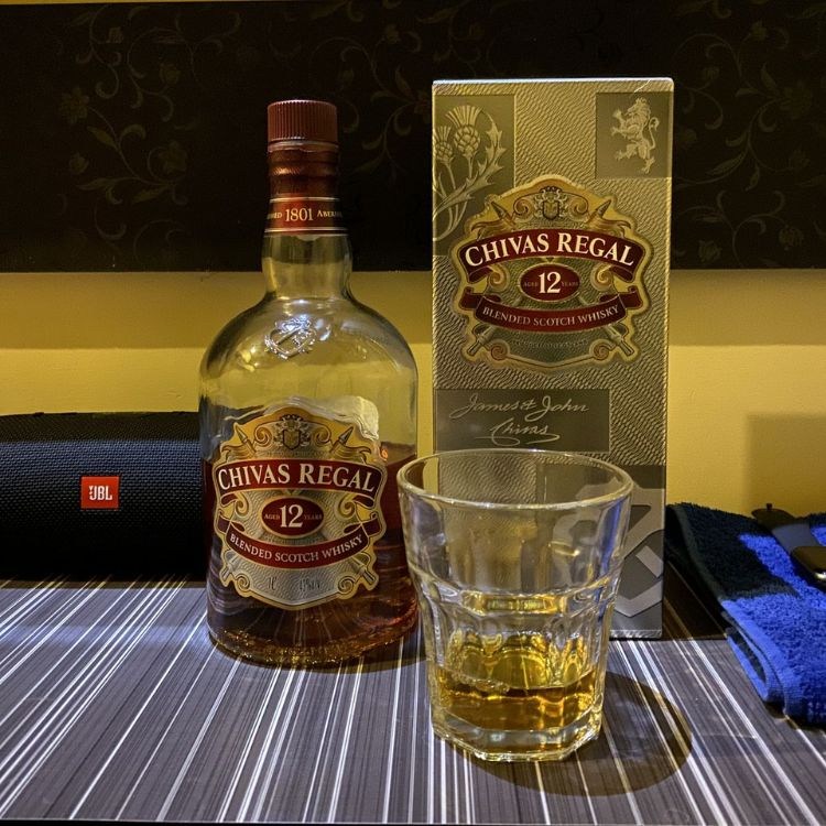 thưởng thức rượu chivas 12