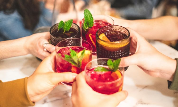 thưởng thức rượu pha trái cây
