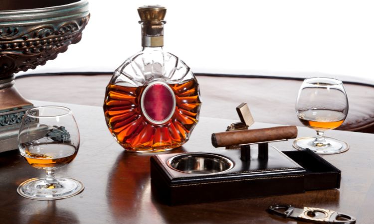 uống rượu cognac nguyên chất